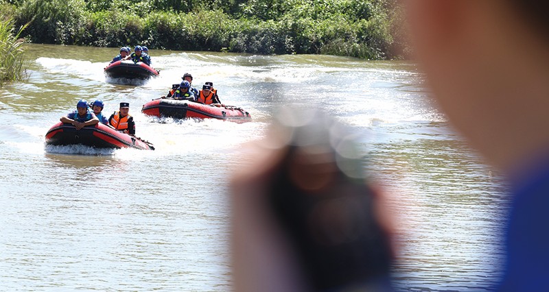 民警在進(jìn)行江上搜救訓(xùn)練。111