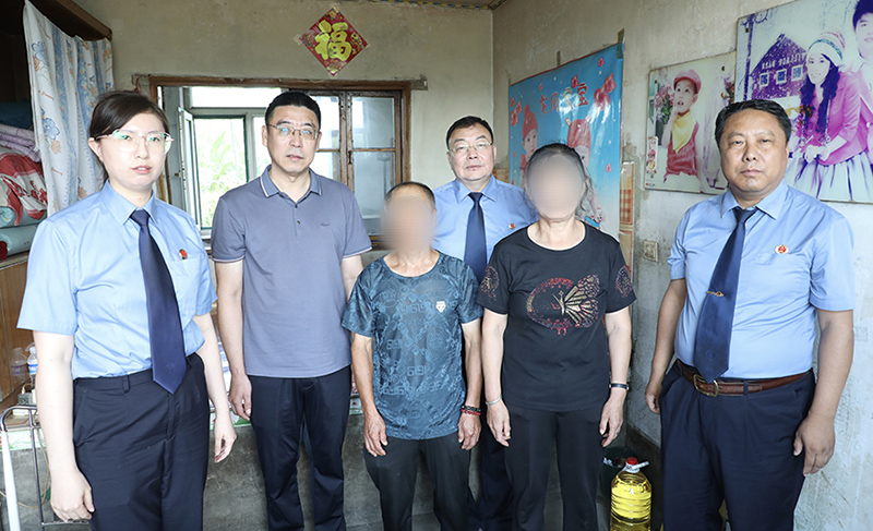 李圣軒（左二）、武秋生（左四）一行到看望劉某夫婦