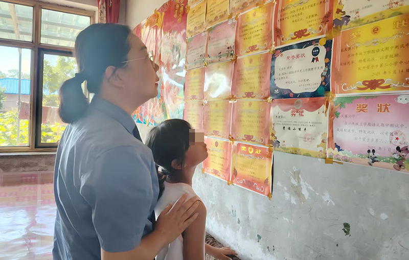 佳佳帶著王昊欣賞自己的獎狀