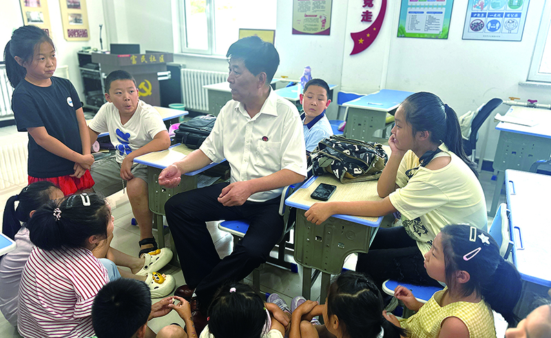 頭題圖，孩子們圍著劉波律師咨詢法律問題。本報記者孟浩攝
