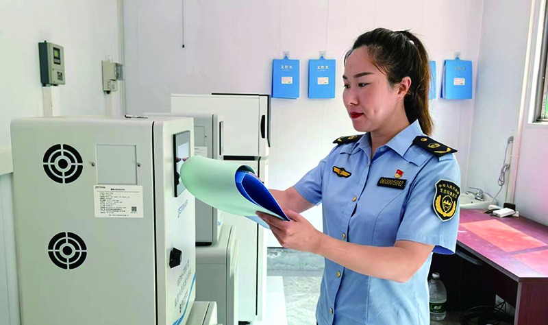 孫媛媛在轄區(qū)企業(yè)污染源在線監(jiān)測(cè)站房檢查在線監(jiān)測(cè)設(shè)備運(yùn)行情況