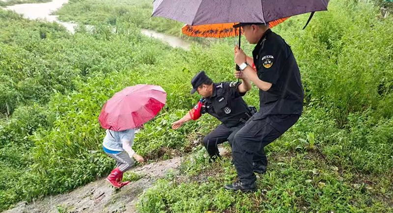 民警在轄區(qū)巡邏時及時勸離江邊群眾