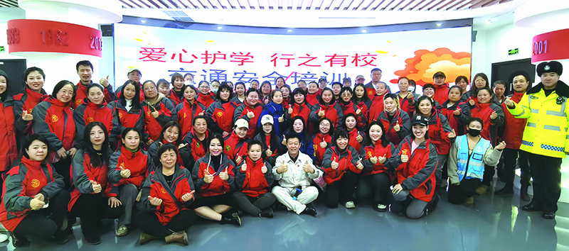 3鞍山——孫寶江志愿服務(wù)團(tuán)隊(duì)“愛心護(hù)學(xué)，行之有?！苯煌ò踩嘤?xùn)會