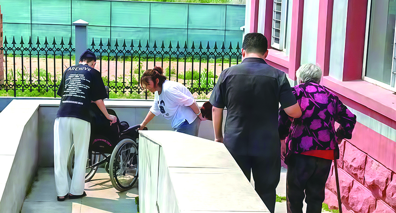頭題圖，法庭為老人提供輪椅接送暖心服務
