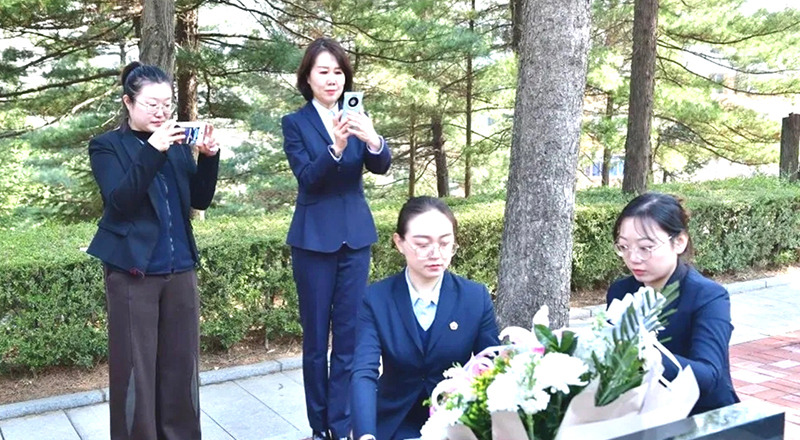 抗美援朝紀念館志愿者替志愿軍烈士親屬掃墓