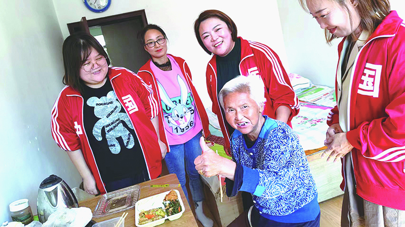 二題圖，老年人公益廚房為獨(dú)居老人送餐上門(mén)