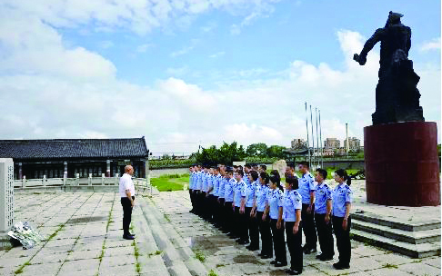 營(yíng)口監(jiān)獄青年民警在營(yíng)口西炮臺(tái)愛國(guó)主義教育基地參觀學(xué)習(xí)。