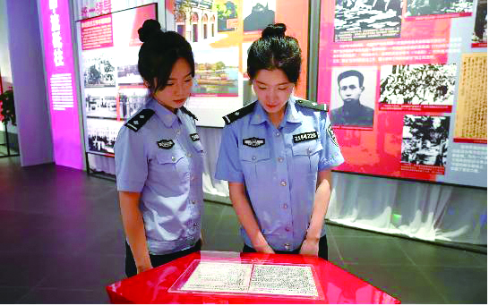 撫順第二監(jiān)獄民警參觀“豐碑——中國(guó)共產(chǎn)黨領(lǐng)導(dǎo)東北抗戰(zhàn)的歷史貢獻(xiàn)主題展”。