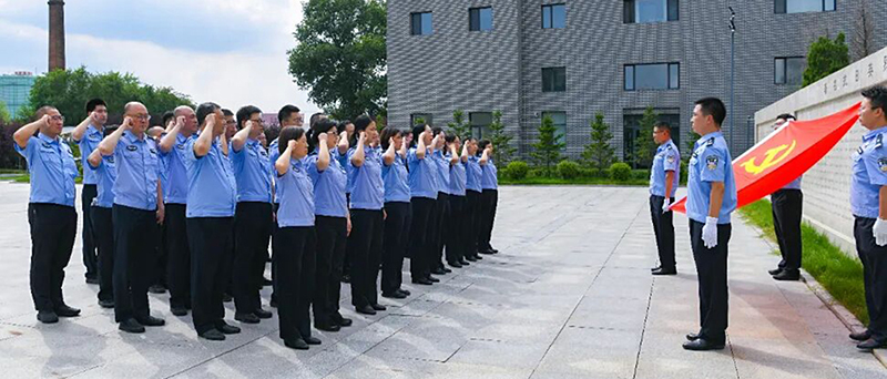 二題圖，黨員民警重溫入黨誓詞