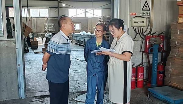 陳艷芳在撫順恒益石化有限公司了解情況并指導黨建工作