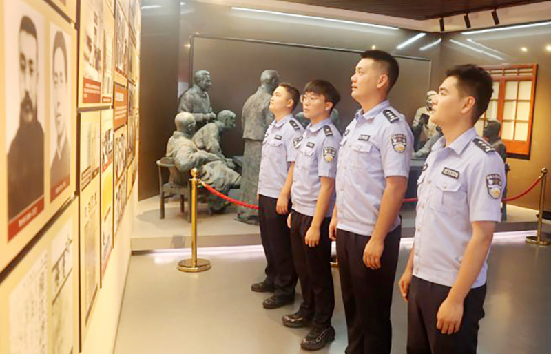 二題圖，民警們參觀東北抗日斗爭記憶的革命遺址。