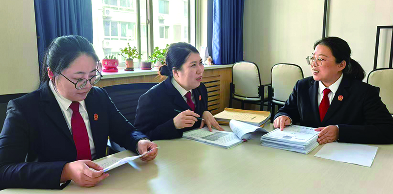 合議庭探討案情