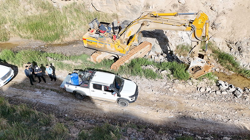 執(zhí)行干警發(fā)現(xiàn)案涉設(shè)備(無人機(jī)視角)