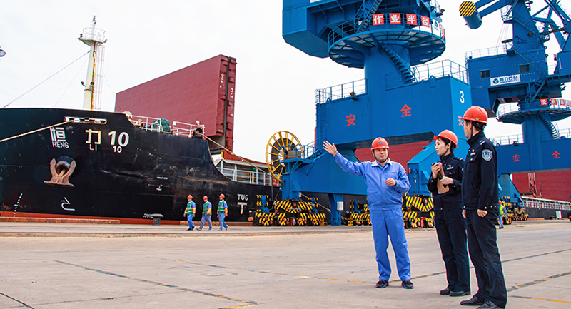 大連市公安局沿海安全保衛(wèi)局民警來到轄區(qū)企業(yè)走訪，了解企業(yè)急難愁盼問題。