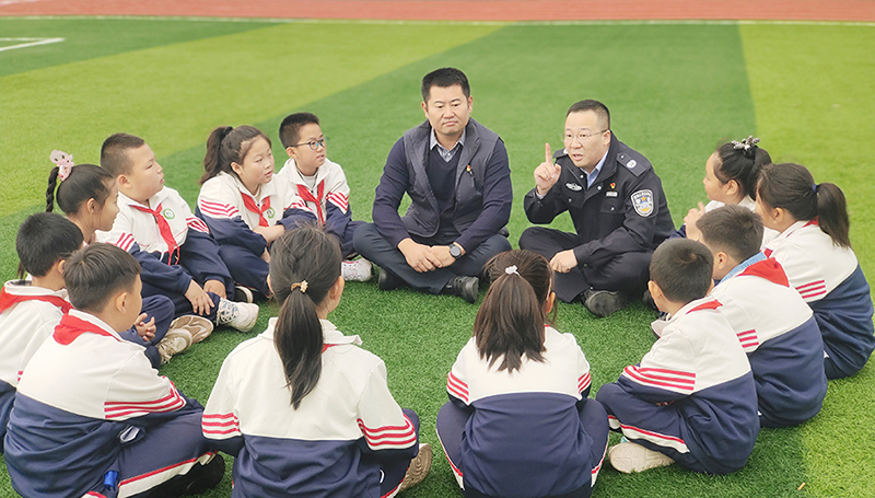 本溪縣司法局田師傅司法所進(jìn)校園為學(xué)生講解憲法知識(shí)