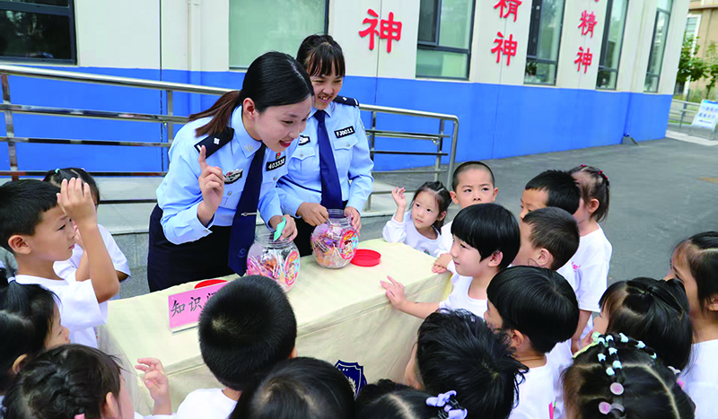 派出所警營開放活動上，民警正在向小朋友做防范知識問答