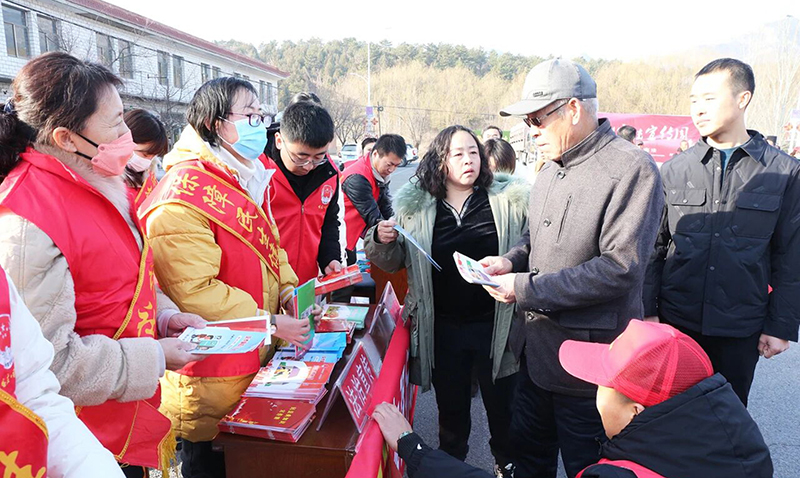 喀左縣委政法委聯(lián)合縣司法局、中三家鎮(zhèn)政府開展法律宣傳、咨詢活動(dòng)。