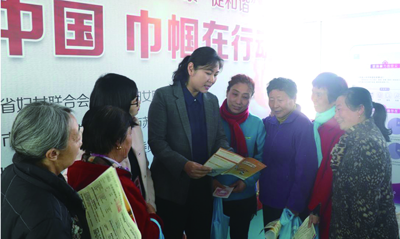 頭題圖，律師在沈陽市蘇家屯姚千街道開展普法宣傳