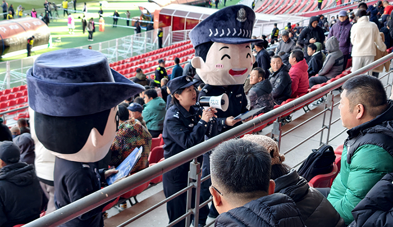 反詐宣傳小分隊向看臺觀眾普及防騙知識