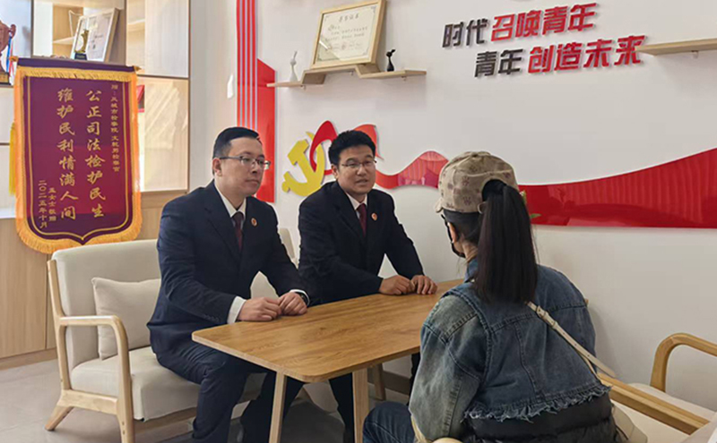 孟某到檢察院當(dāng)面感謝檢察官