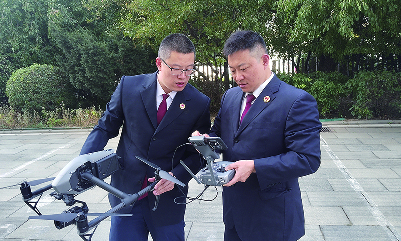 無(wú)人機(jī)駕駛員關(guān)毅（左）劉曉晨（右）在研討制定無(wú)人機(jī)飛行路線