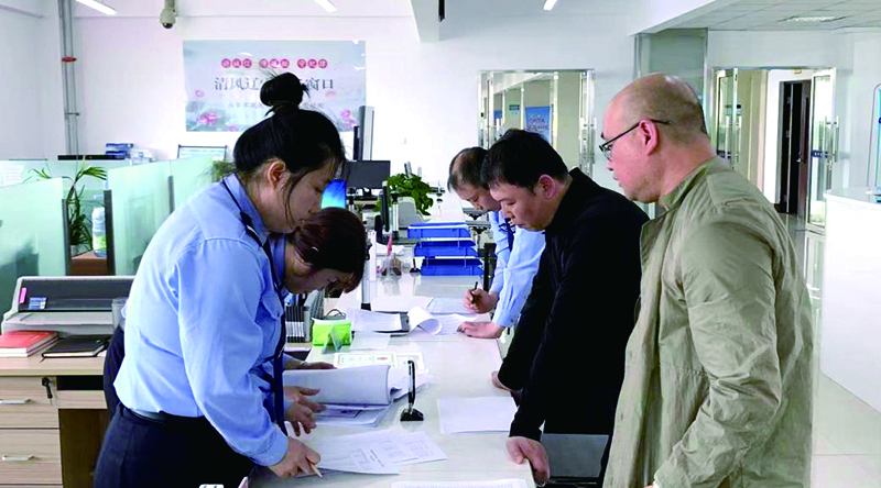 頭題圖，鐵嶺公安政務服務專區(qū)民警為企業(yè)辦理爆破作業(yè)單位許可證及爆破作業(yè)人員許可證。