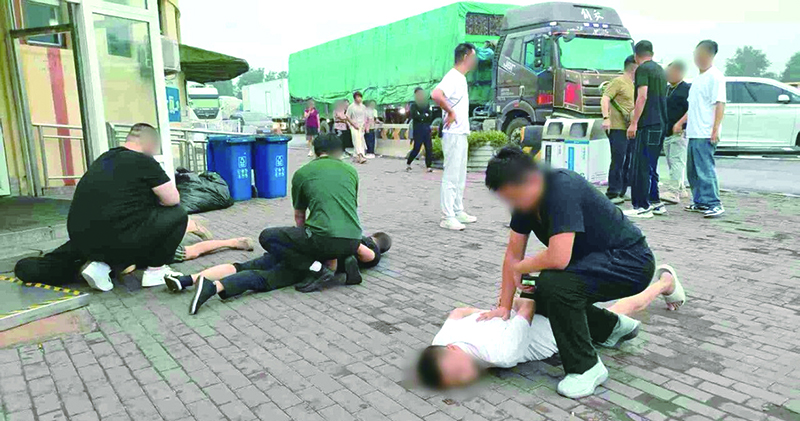 頭題圖,抓捕現(xiàn)場