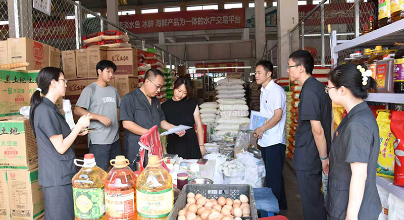 沈北法庭朱闖庭長（左三）帶隊進市場做普法工作