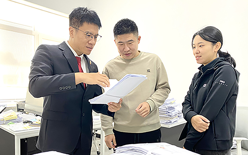 10月23日，入駐營口市道交事故綜合警務(wù)中心的法官宮劍處理糾紛。