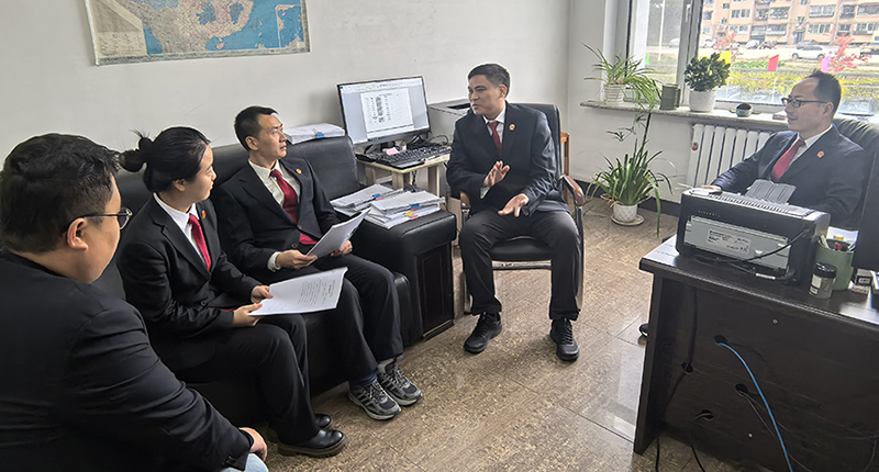 頭題圖，佟飛（右二）與執(zhí)行干警研討執(zhí)行攻堅(jiān)方案