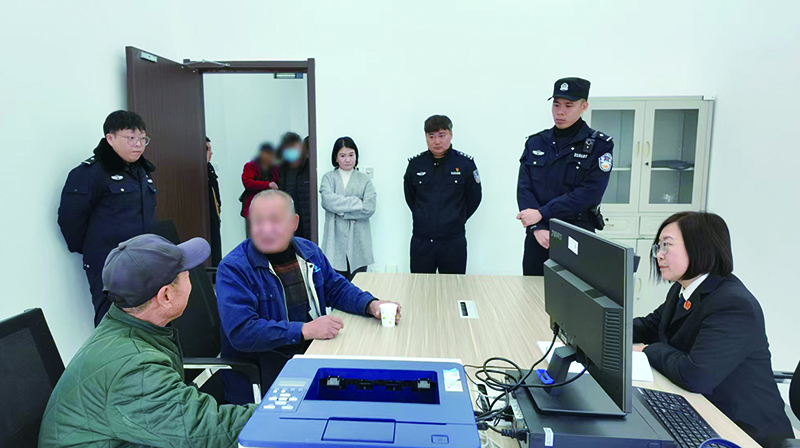 將被執(zhí)行人傳喚到法院后法官組織雙方進(jìn)行調(diào)解,人大代表和政協(xié)委員全程見證