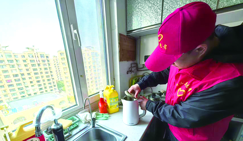 盤錦 志愿者為獨(dú)居老人檢修熱水壺