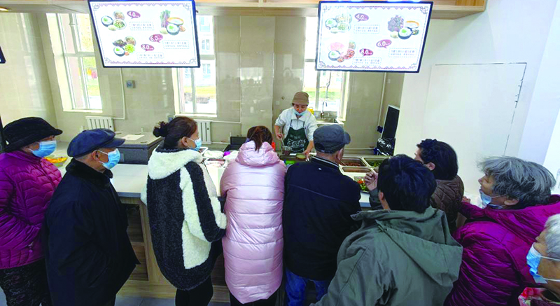 圖片1：居民在社區(qū)食堂解決一日三餐