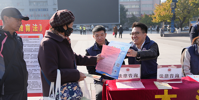 伴隨《中華人民共和國法治宣傳教育法》正式施行，連日來，本溪市開展了系列普法宣傳活動。