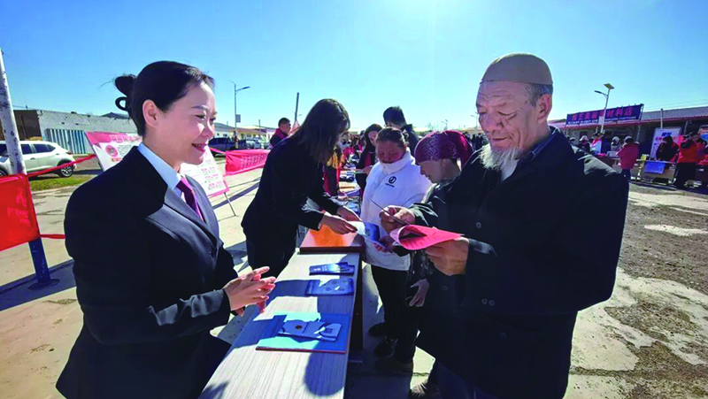 周虹（左一）與當(dāng)?shù)貦z察干警開(kāi)展普法宣傳