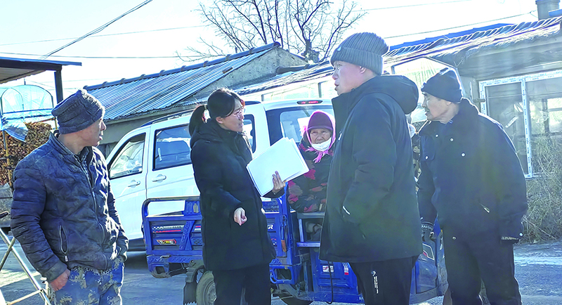 王菲法官（左二）像深入田間地頭，認(rèn)真辦好每一起案件