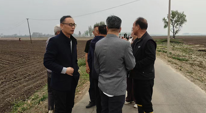 庭長姚振寶（左一）到田間核實情況