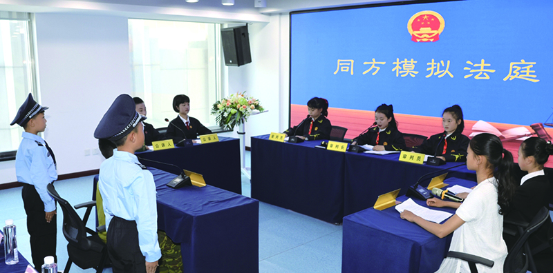 學(xué)生參加模擬法庭現(xiàn)場(chǎng)。 本報(bào)記者孟浩攝