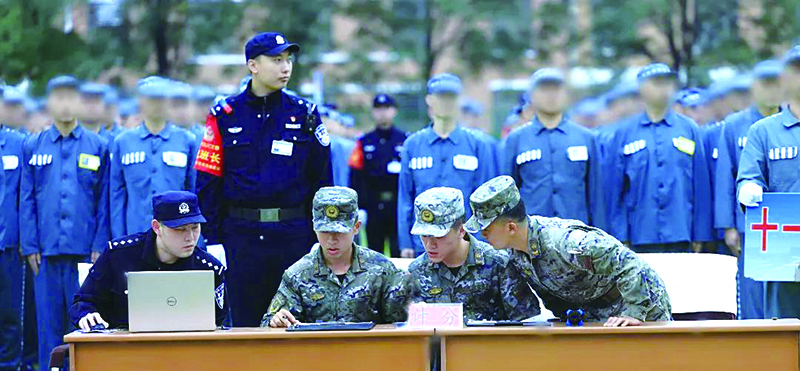 二題圖，駐監(jiān)武警戰(zhàn)士擔(dān)任評委進(jìn)行綜合評分。