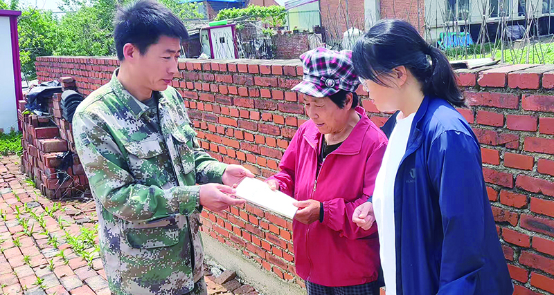 村干部到村民家中走訪(fǎng)