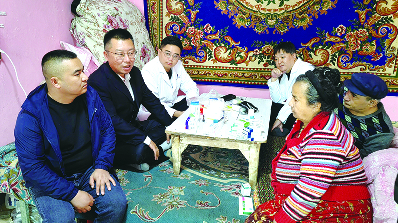 原飛（左二）等人慰問少數(shù)民族貧困老人吾大叔