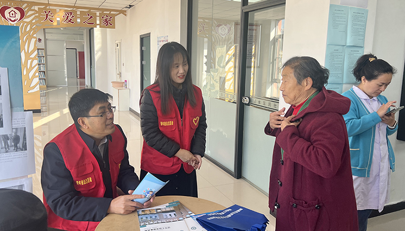 普法志愿者為居民提供專業(yè)法律咨詢服務(wù)