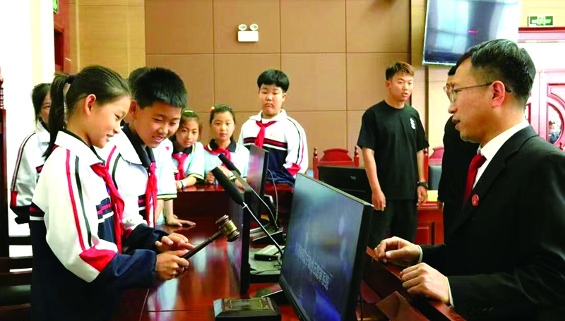 小學(xué)生參觀法庭