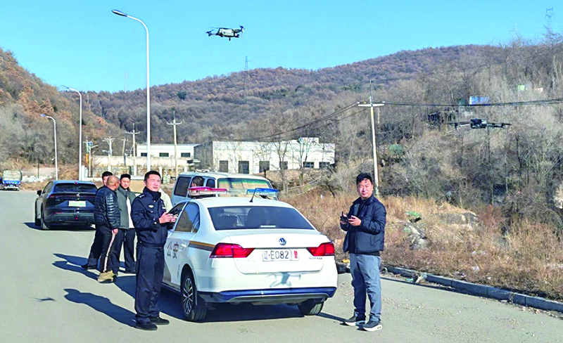 頭題圖1，民警操控?zé)o人機升空
