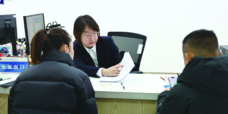 頭題圖，省公證處公證員為辦理公證業(yè)務(wù)的市民答疑解惑。 本報(bào)記者 沙興淼 攝