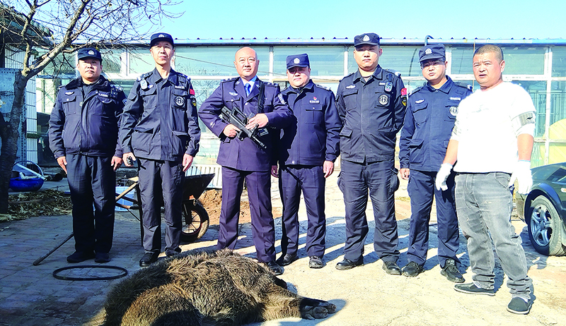 頭題圖，戶主程先生（右一）興奮地要求與參加救助的民輔警合影