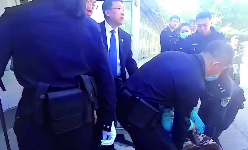 執(zhí)行干警按照法律流程，迅速堅(jiān)決開展強(qiáng)制騰遷行動(dòng)。