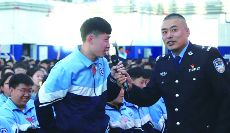 遼寧省沈陽未成年犯管教所民警在普法課現(xiàn)場與同學(xué)互動