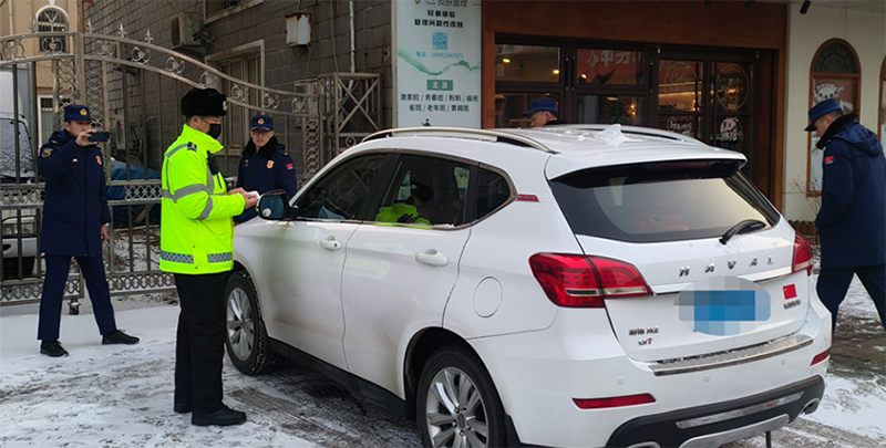 執(zhí)法人員處理違停車輛