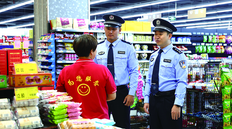 頭題圖，紅海派出所民警在重點(diǎn)商圈巡邏防控